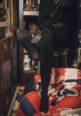 少妇被脱得精光调教